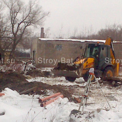 Осуществляем монтаж канализационной трубы ПВХ ф-110 для последующей врезки в городскую канализацию.горнизон Остафево