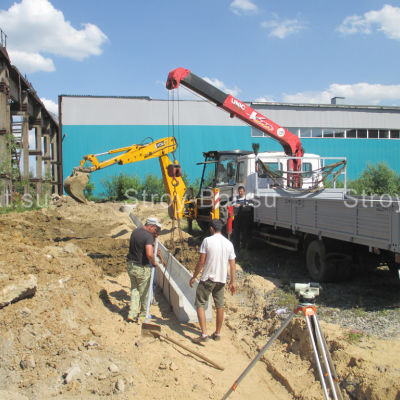 Укладываем ЖБИ лотки для поверхностного водоотвода.